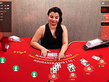 An diesem Tisch können bis zu sieben Spieler Blackjack gegen die Bank spielen.