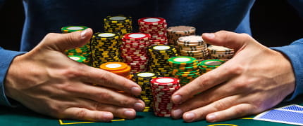 Ein großer Haufen an Chips wird von zwei Händen gehalten.