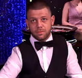 Das Bild zeigt einen Live Dealer.