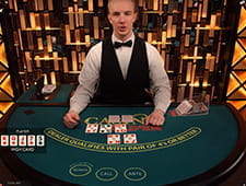 Das Bild zeigt einen Dealer beim Casino Hold'em Poker.