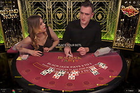 Das Bild zeigt Moderator und Dealer bei Blackjack Party.