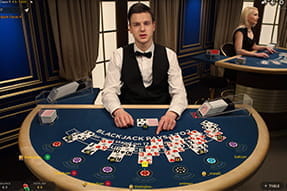 Das Bild zeigt den Dealer beim Blackjack Classic.