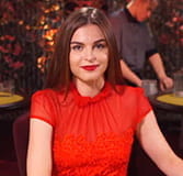 Das Bild zeigt die Live Dealerin Anna beim Baccaratspiel.