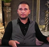 Dealer Chad gibt eine Runde Karten an einem Blackjacktisch von NetEnt.