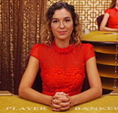 Das Bild zeigt die Dealerin Karina an ihrem Arbeitsplatz bei Evolution Gaming.