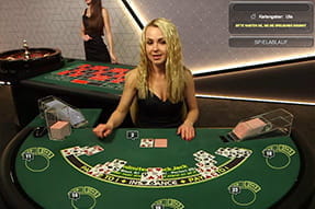Das Bild zeigt einen voll besetzten Blackjack Tisch mit Live Dealer.