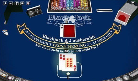 Das Bild zeigt eine starke Starthand und die Entscheidungsmöglichkeiten des Spielers beim Atlantic City Blackjack.