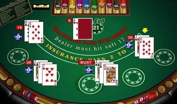 Das Bild zeigt einen Blackjacktisch, auf dem die beliebte Variante Super Fun 21 gespielt wird und der Spieler seine Hand 4 Mal geteilt hat.