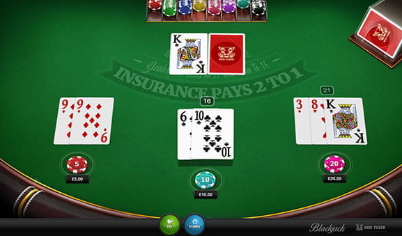 Das Spielgeschehen auf dem Red Tiger Blackjack Spieltisch ist in vollem Gange. Der Spieler rechts hat 21 Punkte, der Spieler in der Mitte steht vor der Entscheidung, bei 16 Punkten noch eine Karte zu ziehen oder stehenzubleiben. Der Spieler links hat ein Paar Karo 9 auf der Hand.