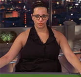 Live-Dealer Ellie von NetEnt am Blackjacktisch