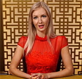 Live-Dealer Nika von Evolution Gaming am Baccarat Cotrol Squeeze Tisch