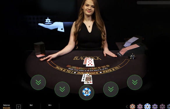 Eine Live Dealerin an einem Blackjack Echtgeld Tisch.