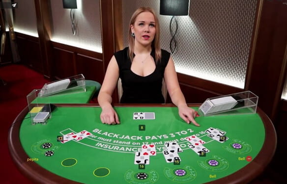Eine Live Dealerin an einem Blackjack Echtgeld Tisch.
