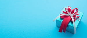 Ein Geschenk mit einer Schleife.
