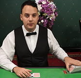 Die Live-Dealerin Constantine von Evolution Gaming.