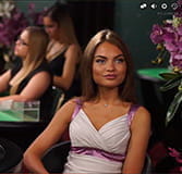 Croupiers Katerina am Kessel des Evolution Gaming Live Roulettes