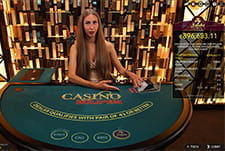 Eine Dealerin am Live Casino Hold'em Jumbo Jackpot Tisch von LeoVegas