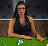 Kartengeberin Giulia beim Blackjack im CherryCasino Live Dealer Bereich