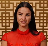 Live Geberin Ksenia von Evolution Gaming am Baccarat Tisch