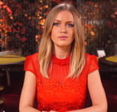 Das Bild zeigt Dealerin Natalja bei einer Runde Baccarat Squeeze.