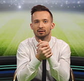 Hier ist Croupier Nikita bei einer Runde Football Studio zu sehen.