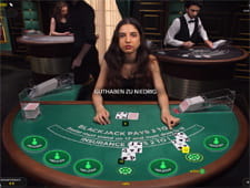 Das Bild zeigt einen Dealer bei einer Runde Blackjack.