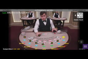 Zu sehen ist ein voll besetzter Blackjack Tisch.