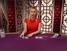 Zu sehen ist ein Baccarat Tisch, an dem ein Croupier den Spielablauf leitet.