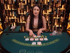 Zu sehen ist ein grüner Hold'em Tisch, an dem die Spieler gegen den Dealer wetten.