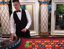 Die Studios im Online Casino von Omni Slots wirken mit ihren Marmorsäulen, Spiegeln und Palmen sehr prächtig.