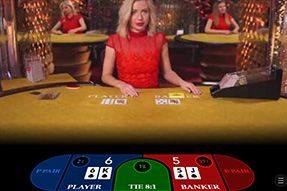 Das Bild zeigt die Dealerin und 2 Hände beim Live Baccarat.
