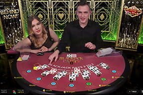 Auf dem Bild seht ihr zwei Dealer an einem Blackjack Party Tisch, an dem sieben Spieler sitzen.
