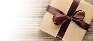 Vor dem Hintergrund eines Geschenkpaketes ist das Logo des Online Casinos mit dem besten Push Gaming No Deposit Bonus zu sehen.