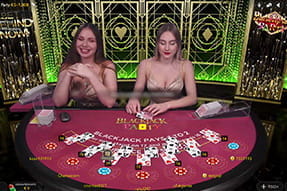 Zu sehen sind die Zwei Dealer, die die Blackjack Party leiten.