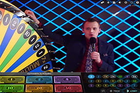 Das Bild zeigt den unterhaltsamen Präsentator des Glücksrads von Evolution Gaming.