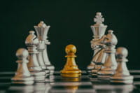 Figuren auf einem Schachbrett.