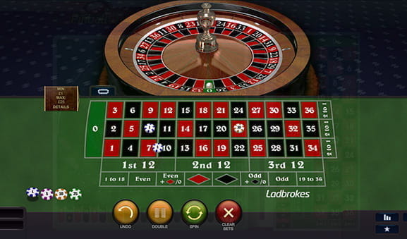 Das Setzfeld von NewAR Roulette mit den zusätzlichen Außenwetten: Rot-Gerade plus Null sowie Schwarz-Ungerade plus Null. Neben dem grünen Tableau befindet sich der Roulette Kessel.