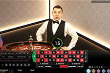 Spielt Roulette mit russischen Dealer.