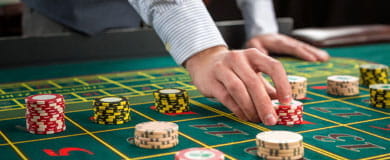 Die Roulette Jetons werden vom Croupier auf den Tisch platziert.