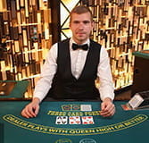 LeoVegas Live Dealer Aleksandrs teilt dem Spieler ein As als Hohe Karte beim Drei Karten Poker aus aus