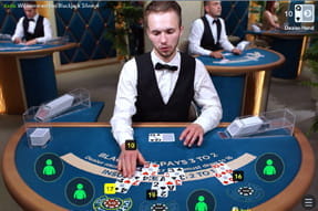Das Bild zeigt einen Dealer am Live Blackjack Tisch.