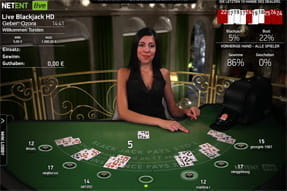 Zu sehen ist ein Dealer von NetEnt im Live Casino von Vegas Hero, der den Live Blackjack Spieltisch leitet.