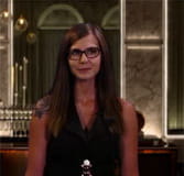 Das Bild zeigt eine dunkelhaarige Roulette-Spielleiterin.