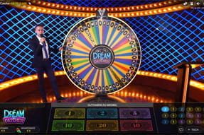 Auf dem Bild sieht man einen Live Dealer, der beim Spiel Dream Catcher von Evolution Gaming ein Glücksrad dreht.