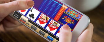 Das Video Poker Spiel Joker Poker auf dem Smartphone.