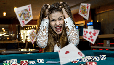 Eine Spielerin drückt am Spieltisch ihre Aufregung aus.